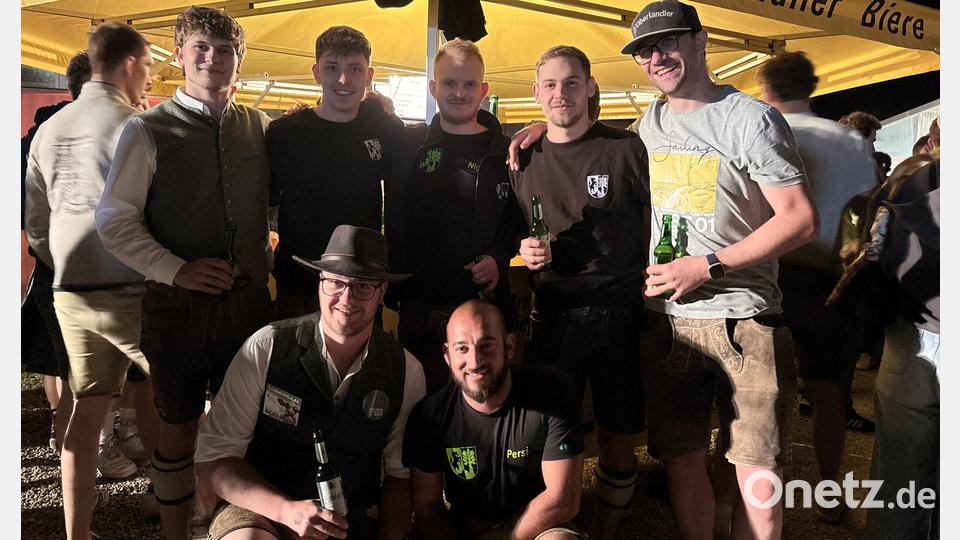 Die Mitglieder des Kirwavereins Kemnath am Buchberg, die an der Pilsbar mit ihrem Spiel Anschlagen für Stimmung sorgten. Bild: Lukas Büchold