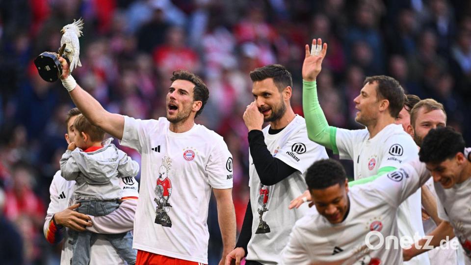 Leon Goretzka hat bei den Feierlichkeiten den Kakadu dabei. Bild: Tom Weller/dpa