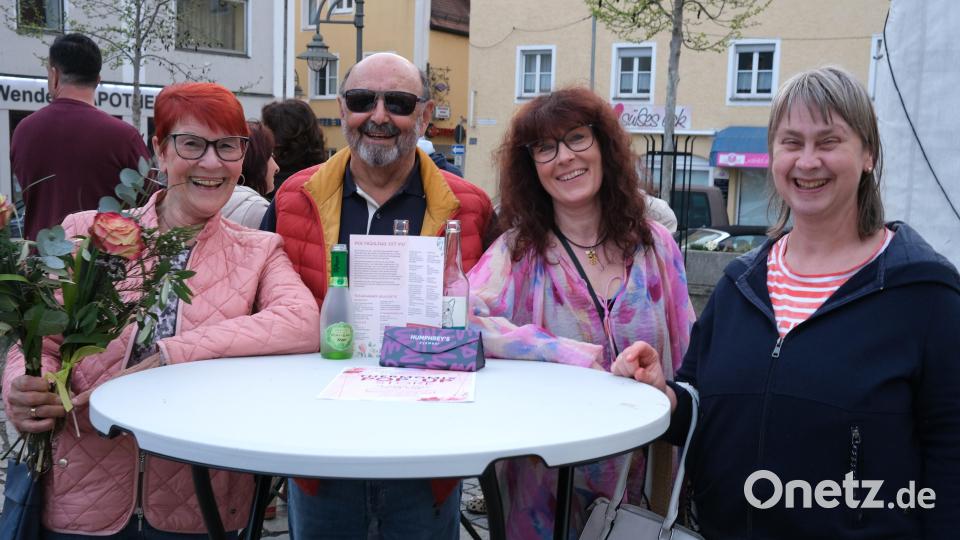 Der Stadtmarketing-Verein beschenkte Damen mit Blumen und Herren mit Sonnenbrillen. Bild: Hirsch