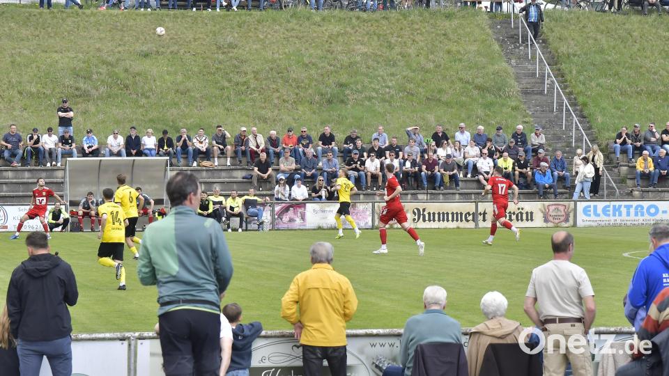 Impressionen vom Spitzenspiel der Fußball-Bezirksliga Nord zwischen dem FC Amberg (gelbe Trikots) und dem SV Hahnbach. Die Partie endete mit 2:1. Bild: Hubert Ziegler