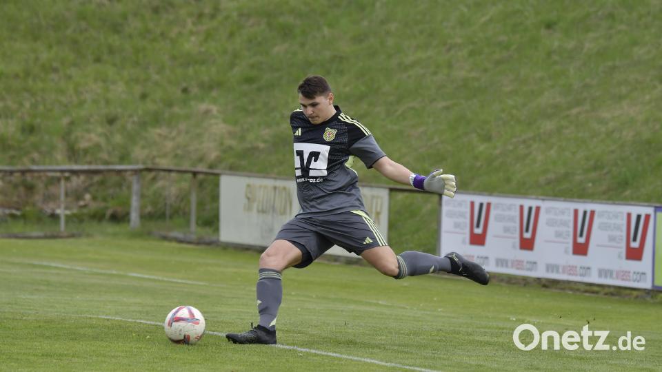 Impressionen vom Spitzenspiel der Fußball-Bezirksliga Nord zwischen dem FC Amberg (gelbe Trikots) und dem SV Hahnbach. Die Partie endete mit 2:1. Bild: Hubert Ziegler