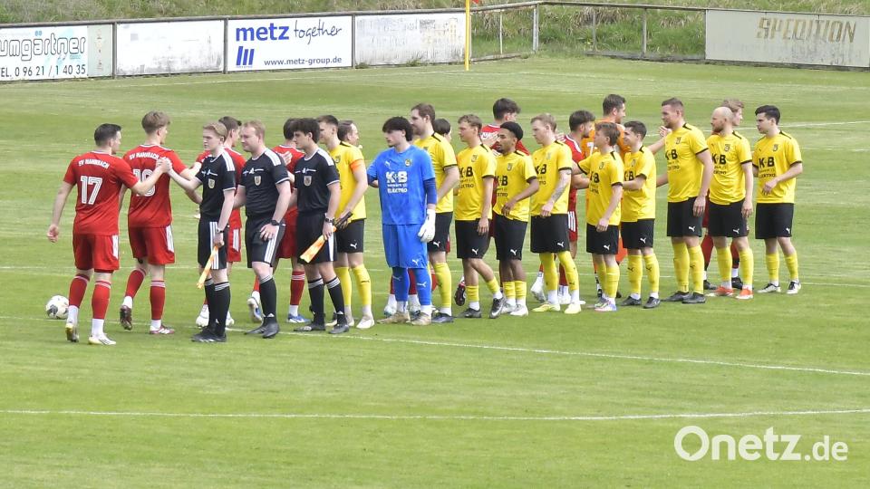 Impressionen vom Spitzenspiel der Fußball-Bezirksliga Nord zwischen dem FC Amberg (gelbe Trikots) und dem SV Hahnbach. Die Partie endete mit 2:1. Bild: Hubert Ziegler