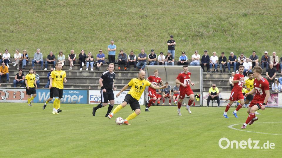 Impressionen vom Spitzenspiel der Fußball-Bezirksliga Nord zwischen dem FC Amberg (gelbe Trikots) und dem SV Hahnbach. Die Partie endete mit 2:1. Bild: Hubert Ziegler