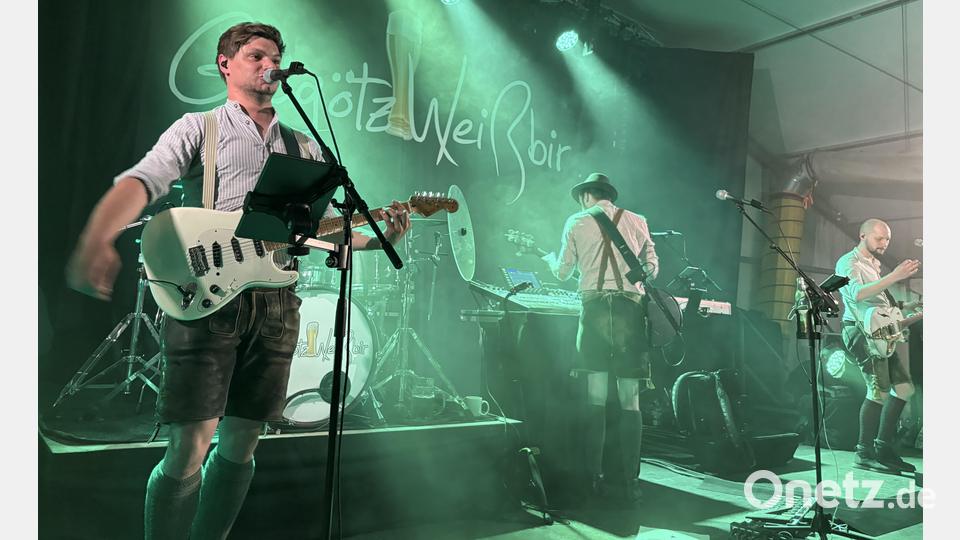 Die Band Grögötz Weißbir sorgte im Festzelt für die nahezu überbordende Partystimmung. Bild: Lukas Büchold