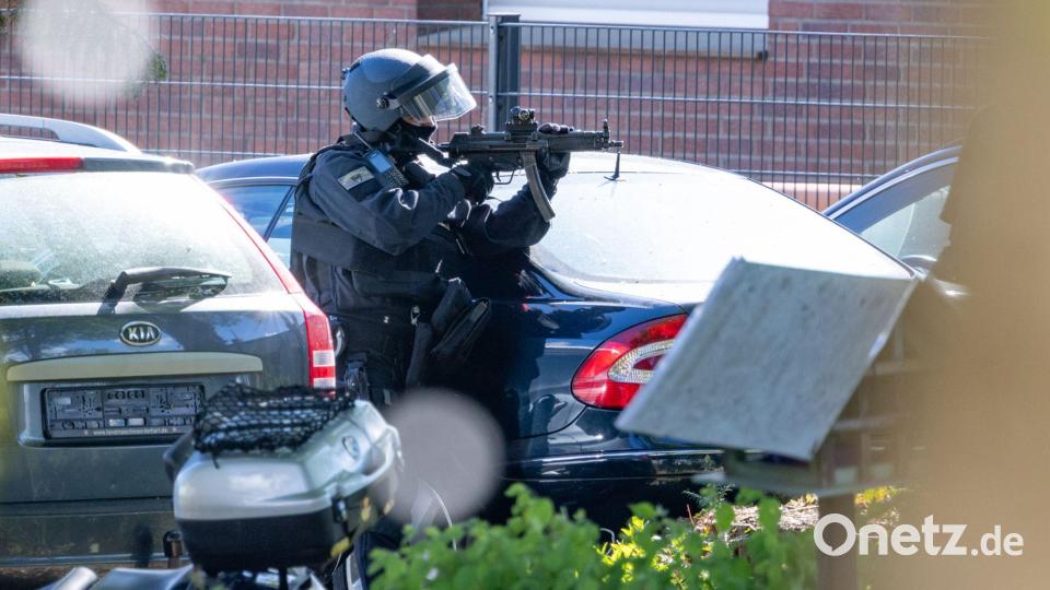 Die Polizeimaßnahmen sind wieder beendet. Bild: Jan Ohmen/dpa