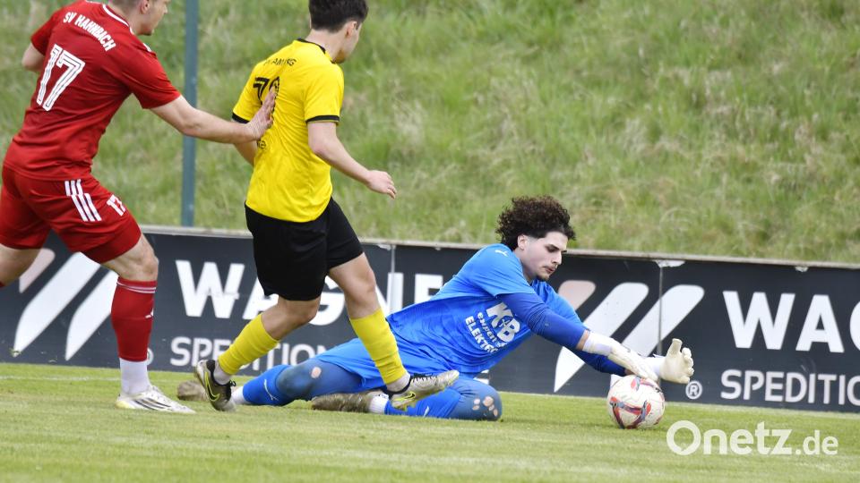 Impressionen vom Spitzenspiel der Fußball-Bezirksliga Nord zwischen dem FC Amberg (gelbe Trikots) und dem SV Hahnbach. Die Partie endete mit 2:1. Bild: Hubert Ziegler