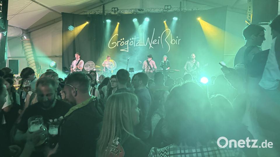 Die Band Grögötz Weißbir sorgte im Festzelt für die nötige Partystimmung. Bild: Lukas Büchold
