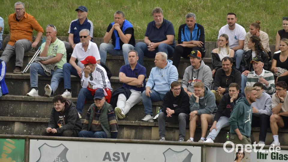 Impressionen vom Spitzenspiel der Fußball-Bezirksliga Nord zwischen dem FC Amberg (gelbe Trikots) und dem SV Hahnbach. Die Partie endete mit 2:1. Bild: Hubert Ziegler