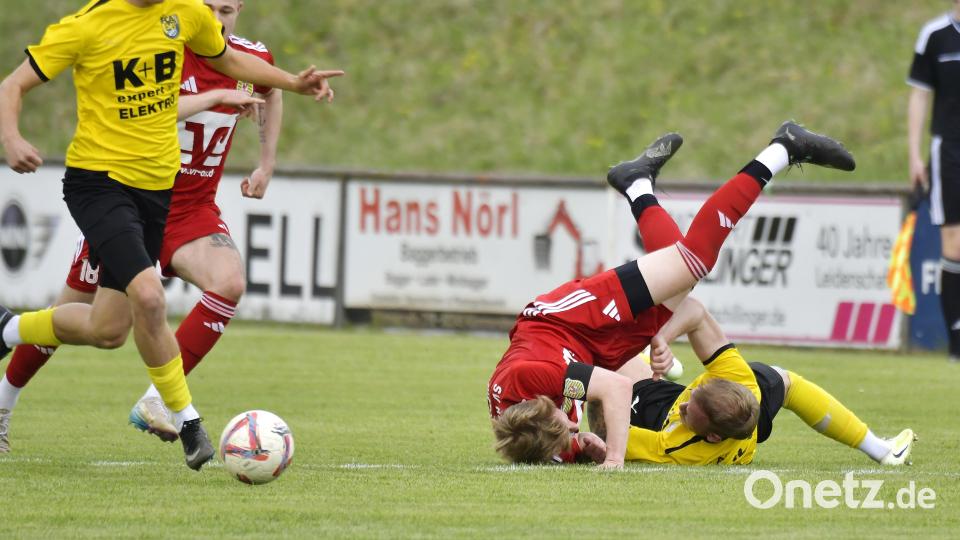 Impressionen vom Spitzenspiel der Fußball-Bezirksliga Nord zwischen dem FC Amberg (gelbe Trikots) und dem SV Hahnbach. Die Partie endete mit 2:1. Bild: Hubert Ziegler