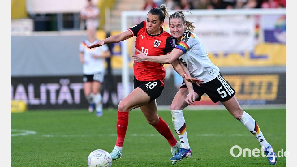 DFB-Kapitänin Janina Minge (r) weiß sich nur mit einer Notbremse gegen Julia Hickelsberger zu helfen. Bild: Expa/ Reinhard Eisenbauer/APA/dpa