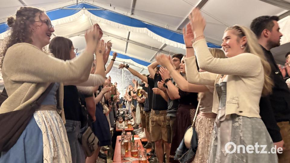 Die Stimmung im Festzelt war immer angeheizt. Kaum einen hielt es auf den Bänken sitzend. Fast alle standen und klatschten zur Musik. Bild: Lukas Büchold