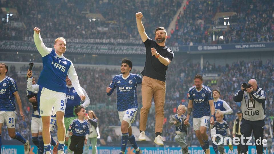 Die Schalker feiern mit ihren Fans. Bild: Bernd Thissen/dpa