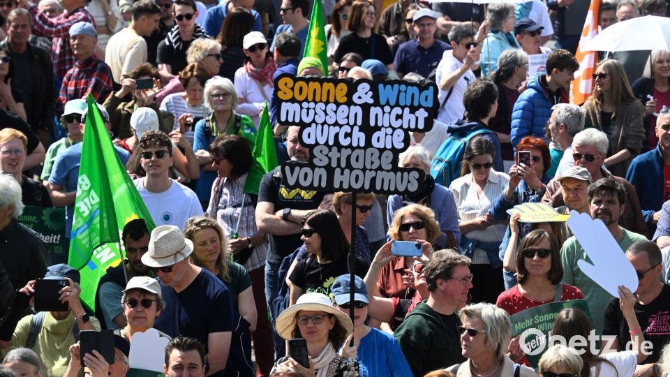 Mehrere Tausend Menschen versammelten sich in München bei einer Ökostrom-Kundgebung gegen die Sparpläne von Bundeswirtschaftsministerin Reiche. Bild: Felix Hörhager/dpa