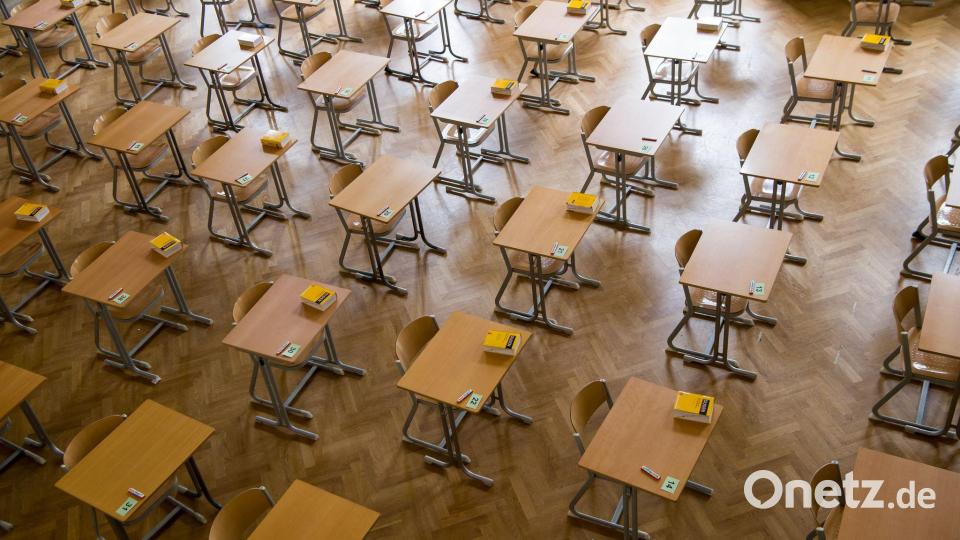 Alle müssen drei schriftliche und zwei mündliche Prüfungen absolvieren. (Archivbild) Bild: Peter Kneffel/dpa