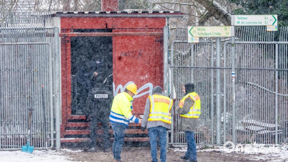 Rückblick: Einsatzkräfte der Polizei stehen im Januar an der Brandstelle einer Kabelbrücke vor dem Kraftwerk Lichterfelde am Teltowkanal. (Archivbild) Bild: Michael Kappeler/dpa