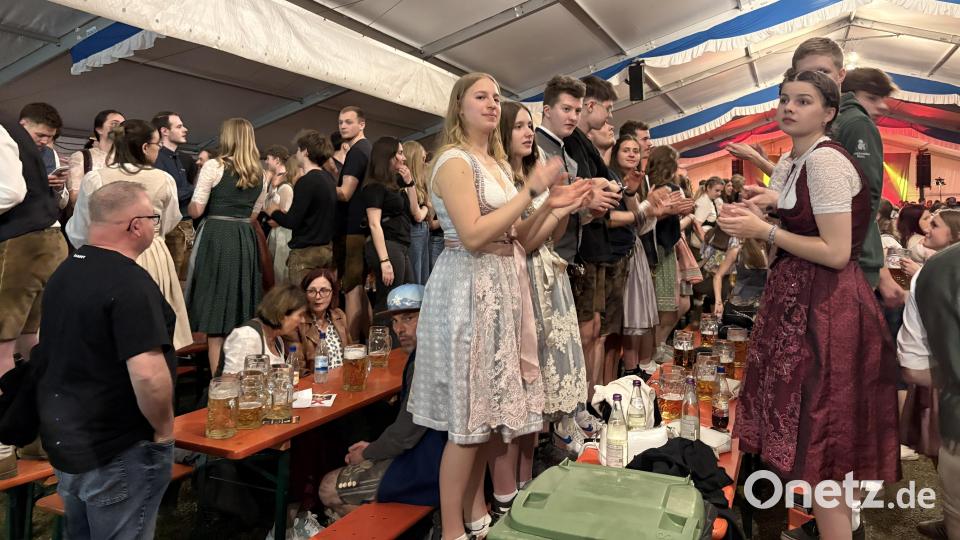 Auf die Tische, fertig, los. Das Kreis-Kirwa-Warm-Up ist die Königsdisziplin. Die Stimmung im Festzelt war immer angeheizt. Kaum einen hielt es auf den Bänken sitzend. Fast alle standen und klatschten zur Musik. Bild: Lukas Büchold