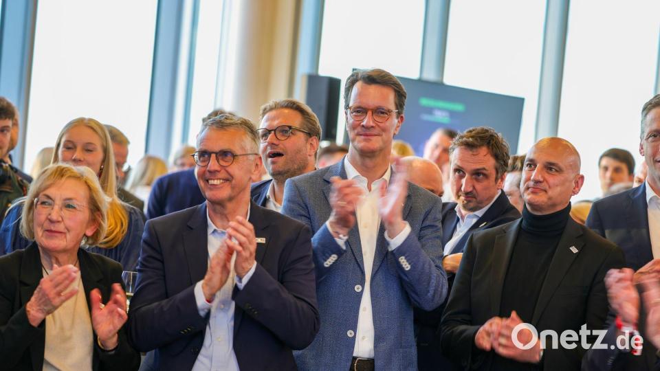 Ministerpräsident Hendrik Wüst (M) freut sich über 1,4 Millionen Teilnehmer am Olympia-Votum. Bild: Christoph Reichwein/dpa