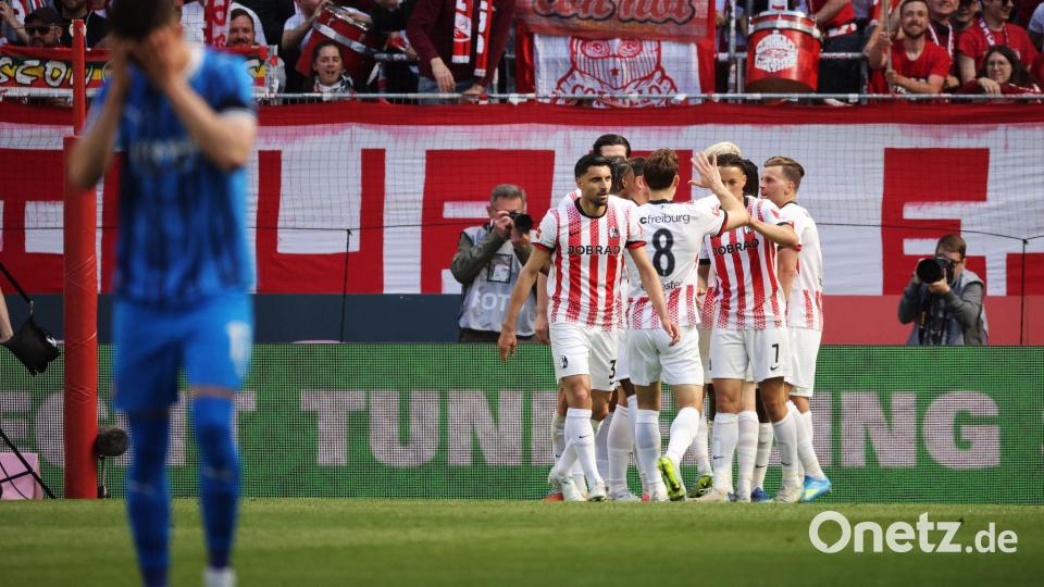 Jubel über die Führung: die Spieler des SC Freiburg. Bild: Philipp von Ditfurth/dpa
