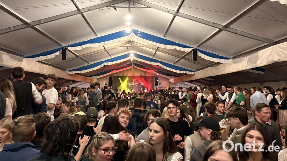Der Mittelgang des Festzeltes wurde zur Tanzfläche umfunktioniert. Bild: Lukas Büchold
