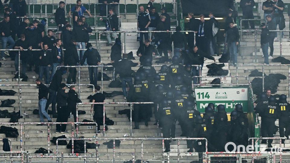 Die Polizei nach dem Nordderby in Bremen im Fanblock des Hamburger SV. Bild: Carmen Jaspersen/dpa