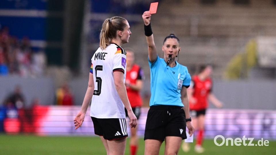 Rote Karte für DFB-Kapitänin Janina Minge beim 0:0 in Österreich. Bild: Expa/ Reinhard Eisenbauer/APA/dpa