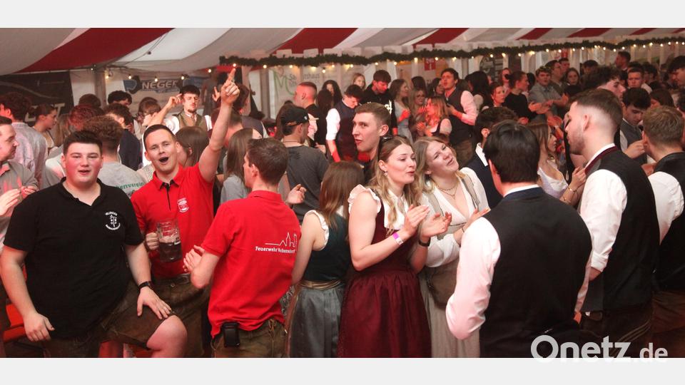 Volles Zelt und gute Stimmung: Das Volksfest lockte die Menschen am Wochenende in Scharen nach Wackersdorf. Bild: Hirsch