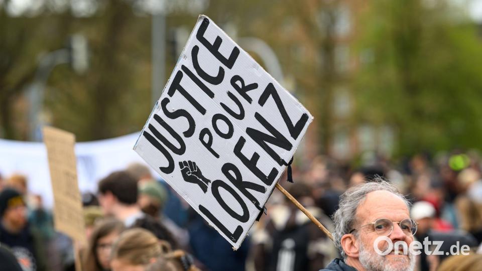 Demonstranten forderten bei der Kundgebung Gerechtigkeit und Aufklärung. Bild: Izabela Mittwollen/dpa