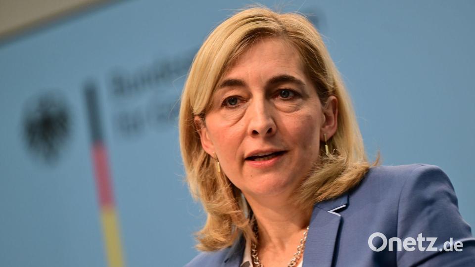 Gesundheitsministerin Warken verteidigt die geplante Anhebung der Beitragsbemessungsgrenze Bild: Sebastian Gollnow/dpa