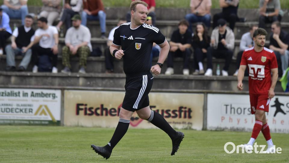 Impressionen vom Spitzenspiel der Fußball-Bezirksliga Nord zwischen dem FC Amberg (gelbe Trikots) und dem SV Hahnbach. Die Partie endete mit 2:1. Bild: Hubert Ziegler