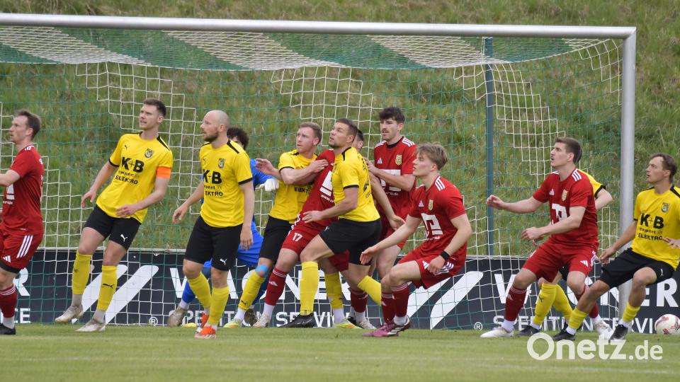Impressionen vom Spitzenspiel der Fußball-Bezirksliga Nord zwischen dem FC Amberg (gelbe Trikots) und dem SV Hahnbach. Die Partie endete mit 2:1. Bild: Hubert Ziegler