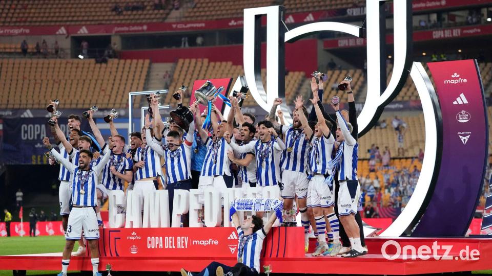 Spieler von Real Sociedad feiern mit dem Pokal. Bild: Jose Breton/AP/dpa