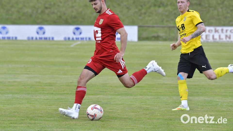 Impressionen vom Spitzenspiel der Fußball-Bezirksliga Nord zwischen dem FC Amberg (gelbe Trikots) und dem SV Hahnbach. Die Partie endete mit 2:1. Bild: Hubert Ziegler
