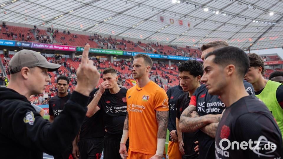 Leverkusener Fans stellten die Mannschaft zu rede. Bild: Rolf Vennenbernd/dpa