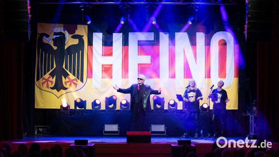 Heino singt auf seiner Tournee auch die deutsche Nationalhymne. (Archivbild) Bild: Sebastian Kahnert/dpa