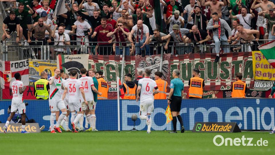 Augsburg jubelt über das 2:1 nach einem verwandelten Elfmeter in der Nachspielzeit. Bild: Rolf Vennenbernd/dpa