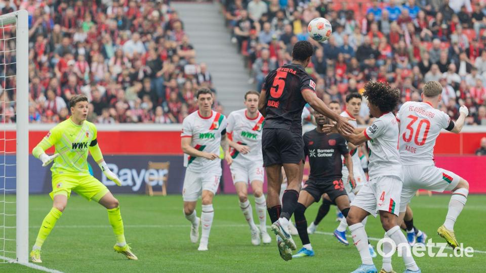 Augsburgs Keeper Finn Dahmen rettete immer wieder vor dem Rückstand. Bild: Rolf Vennenbernd/dpa