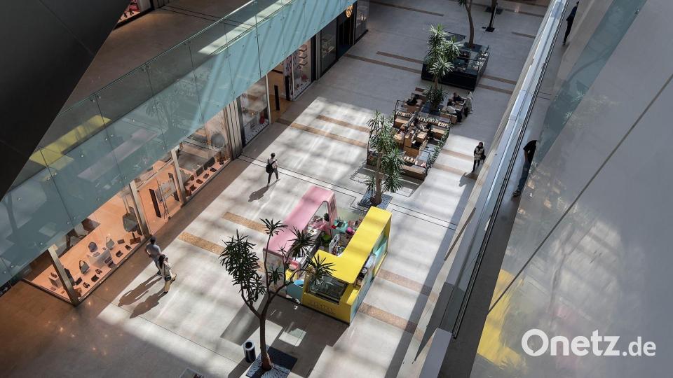 Die meisten Geschäfte sind geöffnet, aber kaum Kundschaft kommt vorbei. (Archivbild) Bild: Arne Bänsch//dpa