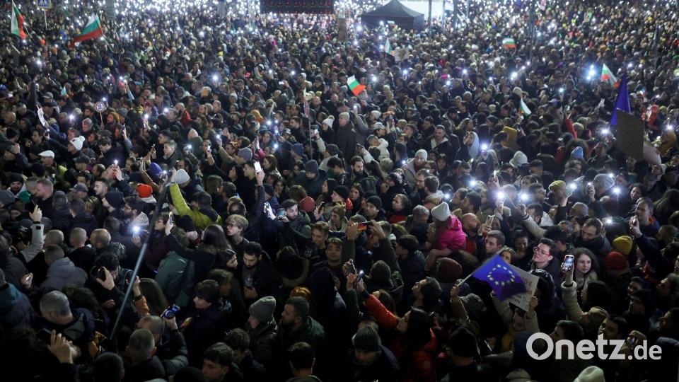 Die Neuwahl war nach Massenprotesten gegen Korruption und nach dem Rücktritt der prowestlichen Koalitionsregierung um ein konservatives Bündnis (Gerb-SDS) im Dezember 2025 notwendig geworden. (Archivbild) Bild: Valentina Petrova/AP/dpa