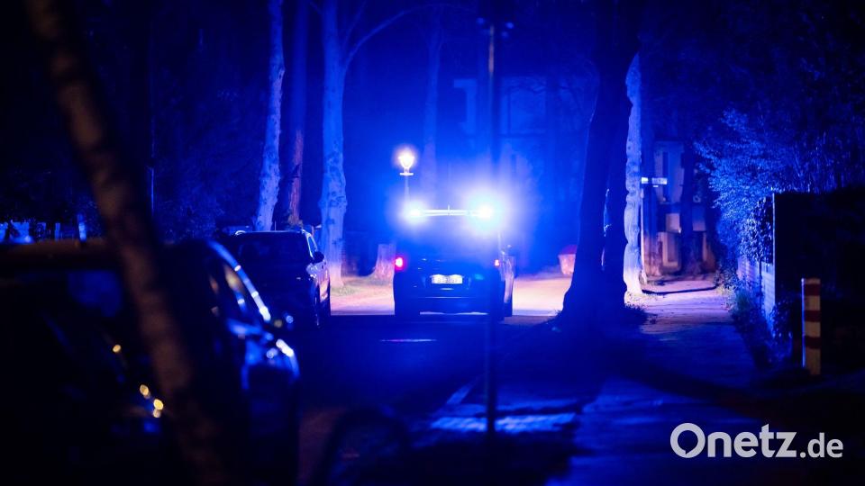Ein Polizeifahrzeug fährt während eines Stromausfalls durch die Beskidenstraße im Berliner Ortsteil Nikolassee. Bild: Christoph Soeder/dpa
