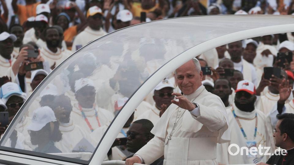 Leo XIV. ließ sich im Papamobil durch die Menschenmenge fahren. Bild: Andrew Medichini/AP/dpa