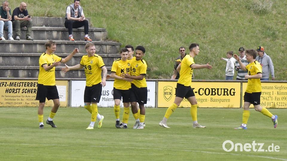 Impressionen vom Spitzenspiel der Fußball-Bezirksliga Nord zwischen dem FC Amberg (gelbe Trikots) und dem SV Hahnbach. Die Partie endete mit 2:1. Bild: Hubert Ziegler