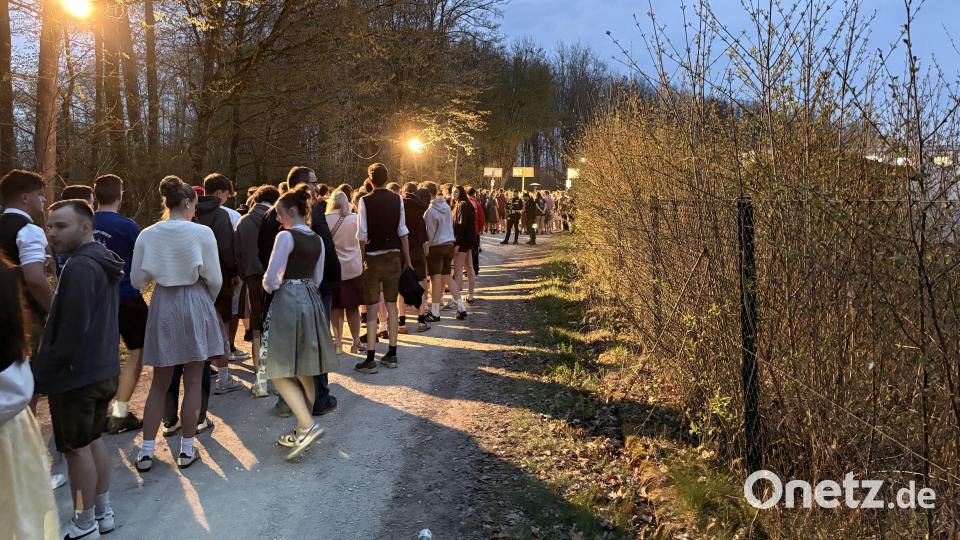 Die Schlange vor dem Einlass war gigantisch. Die Shuttlebusse kamen in bestimmten Zeitfenstern, um den Einlass zu entlasten. Bild: Lukas Büchold