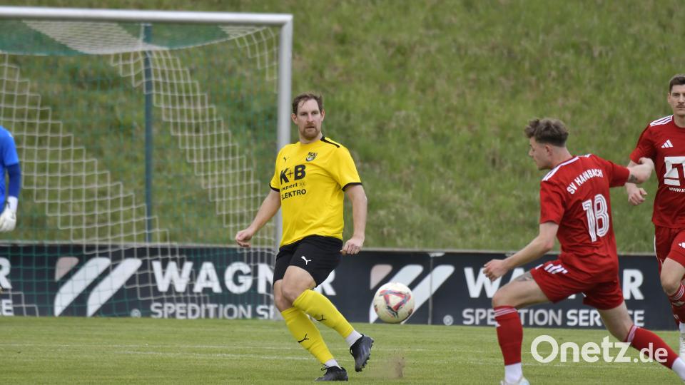 Impressionen vom Spitzenspiel der Fußball-Bezirksliga Nord zwischen dem FC Amberg (gelbe Trikots) und dem SV Hahnbach. Die Partie endete mit 2:1. Bild: Hubert Ziegler