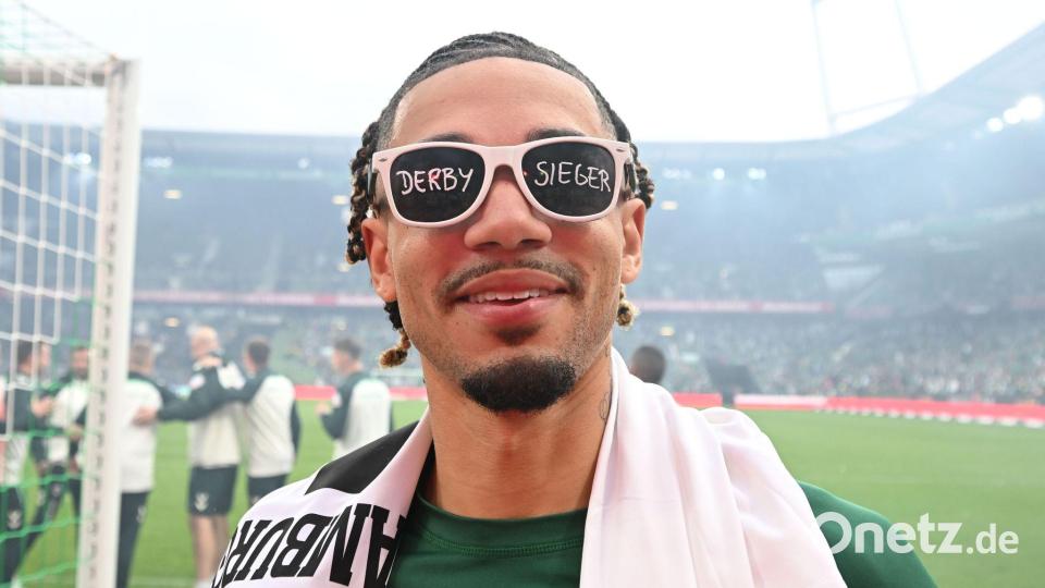Werder Bremens Justin Njinmah feiert mit einer „Derby-Sieger“-Brille. Bild: Carmen Jaspersen/dpa