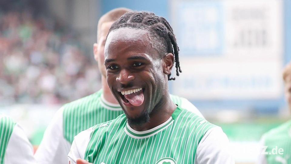 Fürth-Stürmer Noel Futkeu jubelt nach einer Gala-Vorstellung gegen Darmstadt. Bild: Daniel Löb/dpa