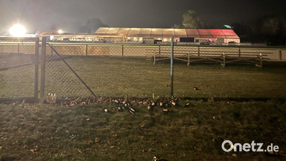 Ein Meer aus leeren Bierflaschen vor dem Festzelt. Bild: Lukas Büchold
