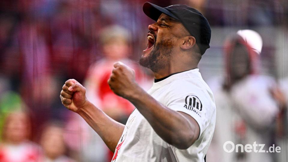 Trainer Vincent Kompany feiert mit den Fans den Titel. Bild: Tom Weller/dpa