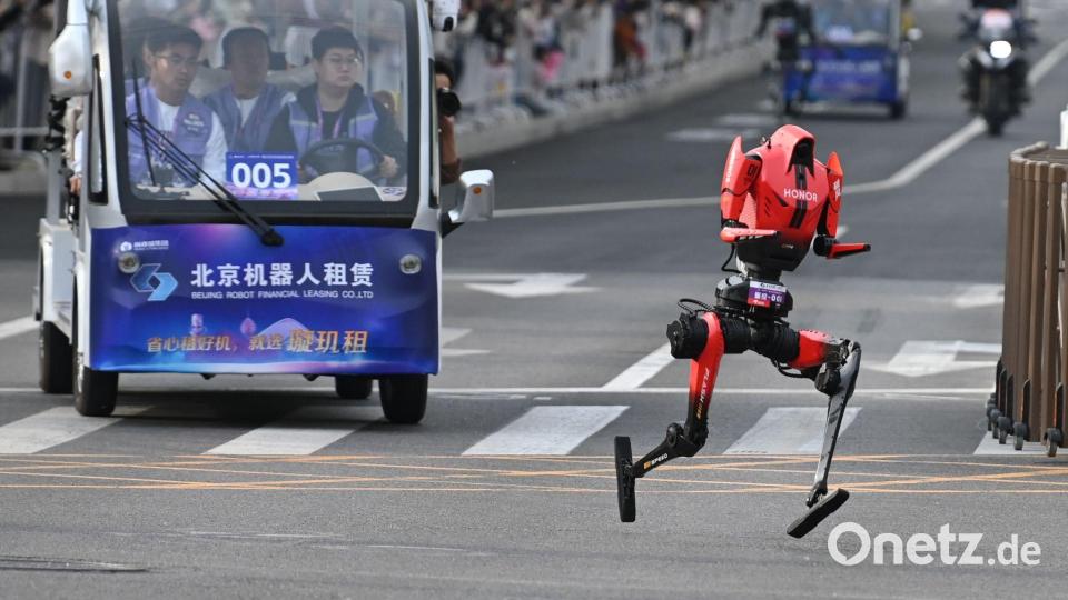 Der Roboter des Smartphone-Herstellers Honor war auch im Trainingslauf der Schnellste. Bild: Johannes Neudecker/dpa