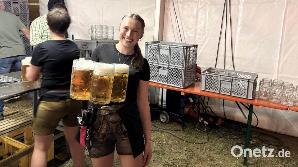 Die Bedienungen an dem Abend waren im Dauerstress. Bis zu zehn Mass gleichzeitig wurden an den Tischen serviert. Bild: Lukas Büchold