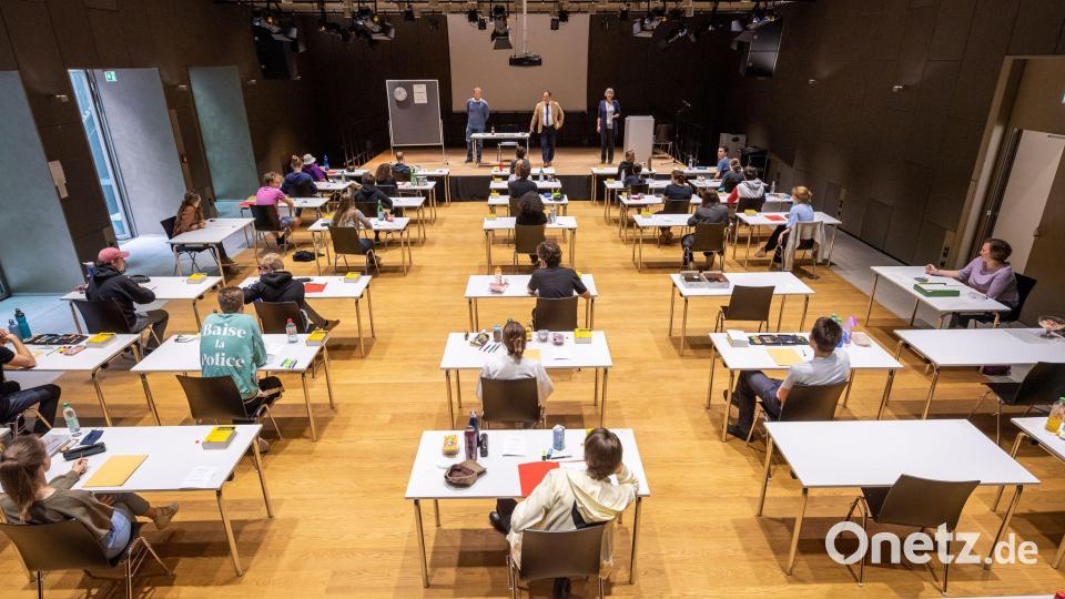 Nach dem „ausgefallenen“ Jahrgang 2025 treten nun wieder rund 29.000 Kandidatinnen und Kandidaten an. (Archivbild) Bild: Peter Kneffel/dpa